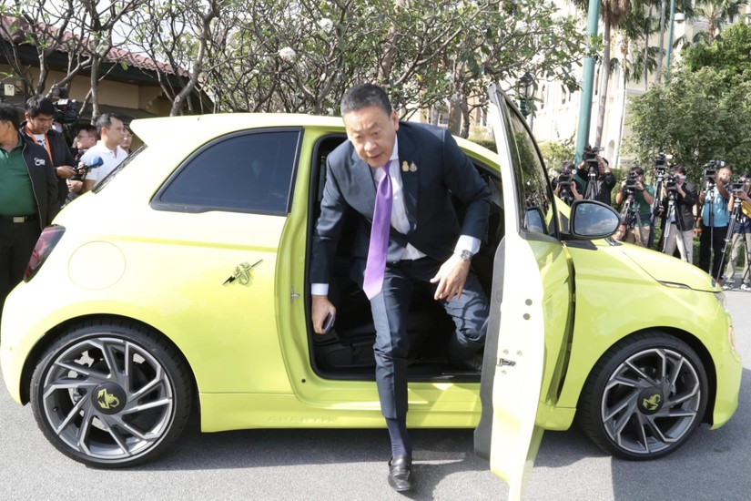 Thủ tướng Thái Lan Srettha Thavisin bước ra từ chiếc ô tô điện của con gái. Ảnh: Facebook/Srettha Thavisin