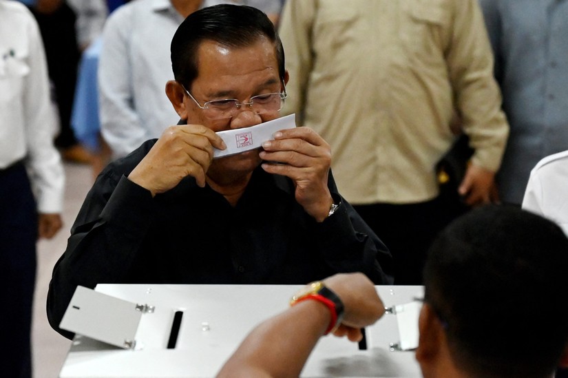 Cựu Thủ tướng Campuchia Hun Sen hôn lá phiếu tại điểm bỏ phiếu bầu cử Thượng viện ở thành phố Takhmao, tỉnh Kandal, ngày 25/2. Ảnh: AFP