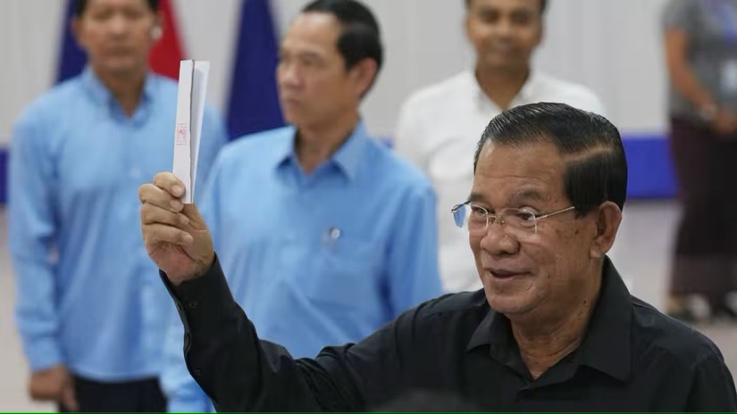 Cựu Thủ tướng Campuchia Hun Sen đi bỏ phiếu bầu cử Thượng viện ở thành phố Takhmao, tỉnh Kandal, ngày 25/2. Ảnh: AP