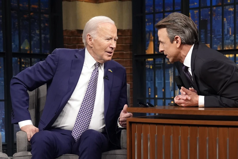 Tổng thống Mỹ Joe Biden (trái) xuất hiện trên chương trình truyền hình của NBC ngày 26/2. Ảnh: AP