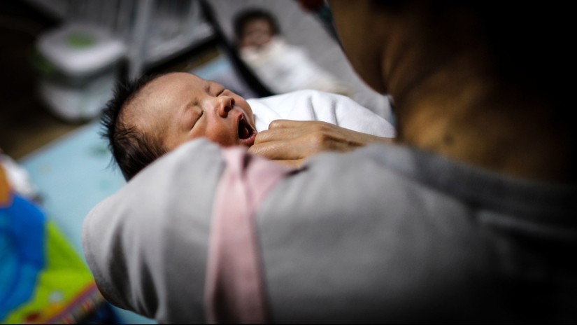 Một trẻ sơ sinh tại Seoul, Hàn Quốc. Ảnh: Reuters