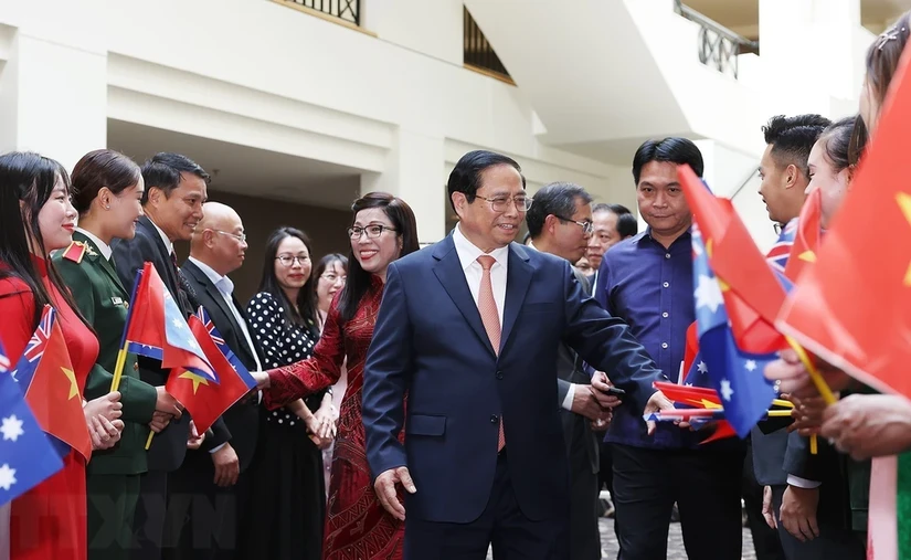 Thủ tướng Phạm Minh Chính và Phu nhân Lê Thị Bích Trân đã gặp gỡ cán bộ, nhân viên Đại sứ quán và cộng đồng người Việt Nam tại Australia. Ảnh: TTXVN