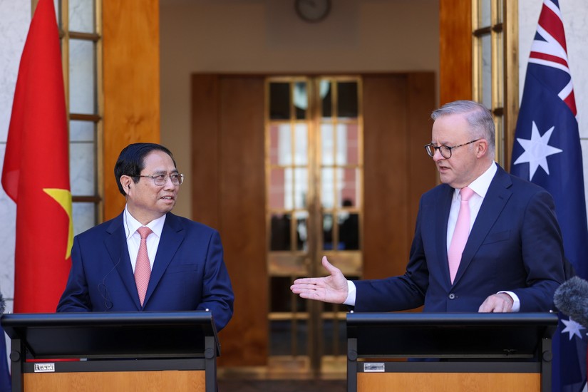 Thủ tướng Phạm Minh Chính và Thủ tướng Australia Anthony Albanese thông báo về việc nâng cấp quan hệ Việt Nam - Australia lên Đối tác Chiến lược Toàn diện, ngày 7/3. Ảnh: VGP