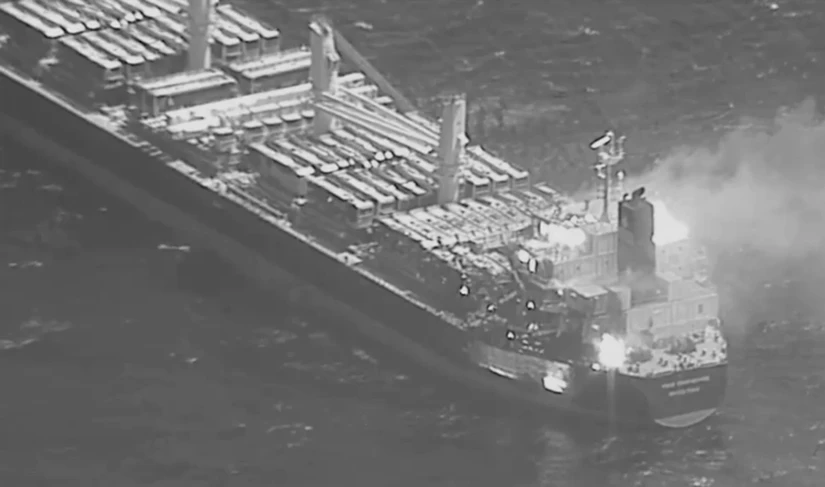 Đám cháy trên con tàu True Confidence sau khi bị lực lượng Houthi tập kích. Ảnh: U.S. Central Command 