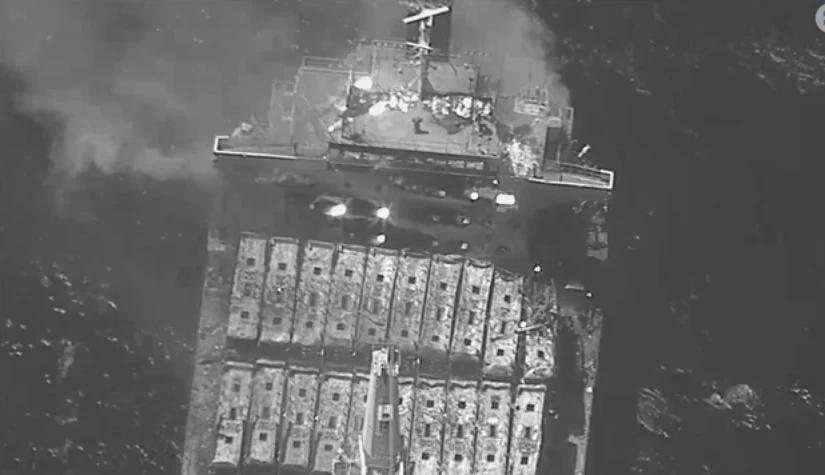 Đám cháy trên con tàu True Confidence sau khi bị lực lượng Houthi tập kích. Ảnh: U.S. Central Command