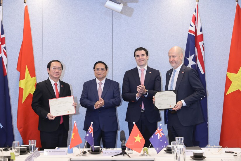 Thủ tướng chứng kiến Bộ trưởng Bộ Khoa học và Công nghệ Huỳnh Thành Đạt và Tổng Giám đốc CSIRO ký kết biên bản ghi nhớ hợp tác giữa hai cơ quan. Ảnh: VGP