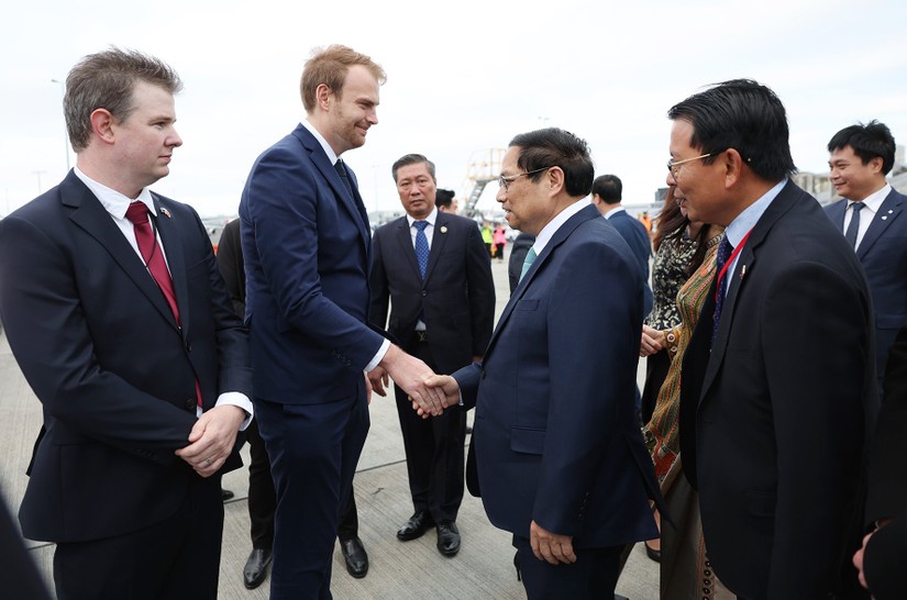 Quan chức New Zealand đón Thủ tướng Phạm Minh Chính và Phu nhân tại sân bay Auckland. Ảnh: VGP