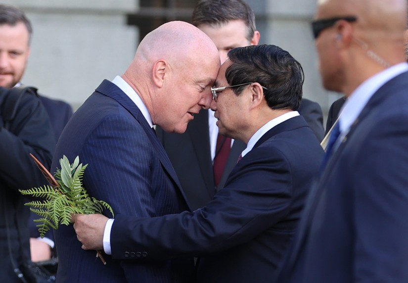 Thủ tướng New Zealand Christopher Luxon và Thủ tướng Phạm Minh Chính thực hiện lễ Hongi (chạm mũi) trong nghi thức đón. Ảnh: VGP