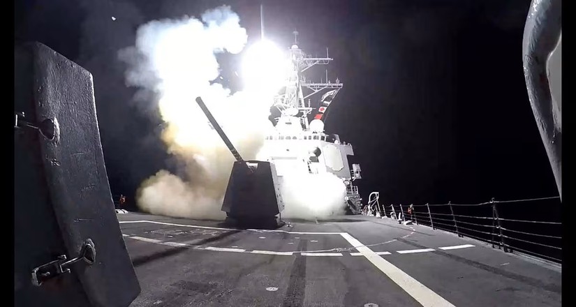 Một tên lửa tấn công mặt đất Tomahawk (TLAM) được phóng từ tàu khu trục Arleigh Burke của Hải quân Mỹ nhằm vào nơi mà quân đội Mỹ mô tả là mục tiêu quân sự của Houthi ở Yemen, ngày 3/2. Ảnh: Reuters