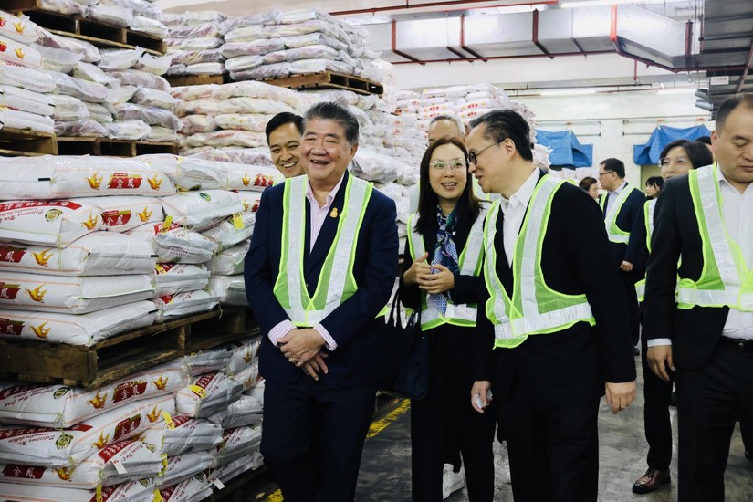 Bộ trưởng Thương mại Thái Lan Phumtham Wechayachai (trái) trong chuyến thăm cơ sở lưu trữ gạo tại Hong Kong (Trung Quốc) để thúc đẩy xuất khẩu. Ảnh: Bangkok Post