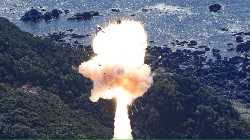 Khói bốc lên sau khi tên lửa Kairos của Space One phát nổ, ngày 13/3. Ảnh: Kyodo News