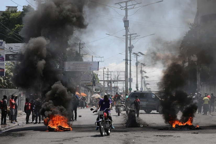 Khói bốc lên từ các lốp xe bị đốt cháy trên đường phố tại thủ đô Port-au-Prince, Haiti, ngày 8/3. Ảnh: AP