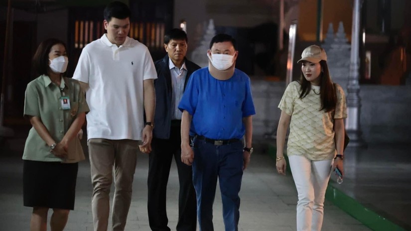 Ông Thaksin cùng con gái út Paetongtarn và con rể Pitaka Suksawat tại chùa. Ảnh: Thai PBS World