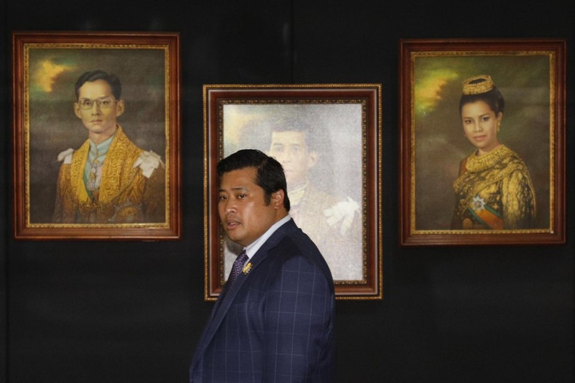 Ông Vacharaesorn Vivacharawongse đứng trước bức chân dung của Quốc vương Bhumibol Adulyadej Hoàng hậu Sirikit tại trụ sở tờ Bangkok Post. Ảnh: Bangkok Post