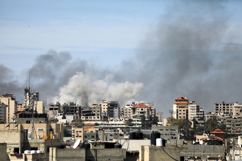 Khói bốc lên gần Bệnh viện Al-Shifa, phía tây Thành phố Gaza, ngày 21/3. Ảnh: Getty Images
