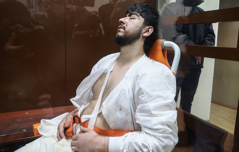 Muhammadsobir Fayzov, nghi phạm trong vụ xả súng ngày 22/3, ngồi trên ghế vận chuyển y tế đến Tòa án. Ảnh: Reuters