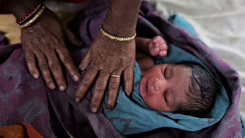 Một trẻ sơ sinh ở bang Bihar, Ấn Độ, tháng 3/2023. Ảnh: Reuters