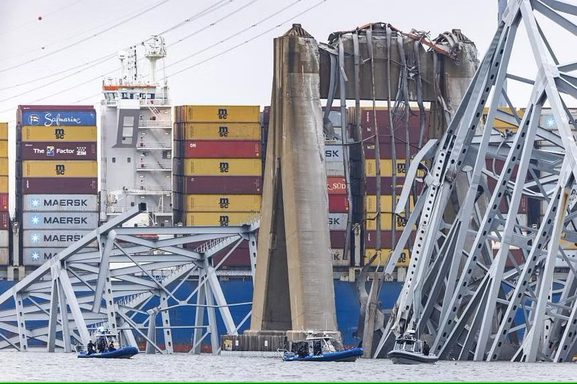 Hiện trường vụ tàu container đâm sập cây cầu Francis Scott Key ở Baltimore, bang Maryland của Mỹ. Ảnh: AFP