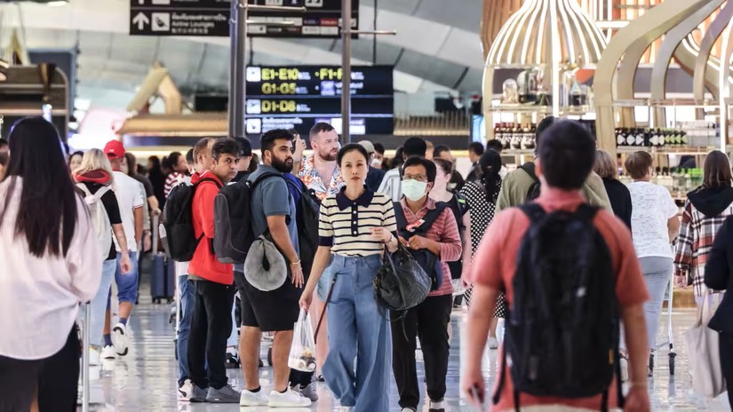 Khách du lịch tại Sân bay Quốc tế Suvarnabhumi, Bangkok, Thái Lan, năm 2023. Ảnh: Nikkei Asia'