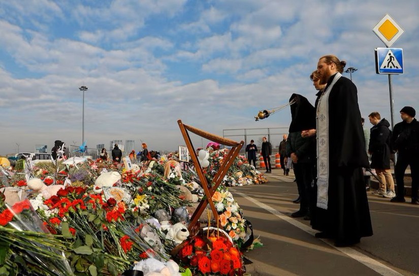 Người dân Nga đặt hoa tưởng niệm các nạn nhân trong vụ khủng bố tại Crocus City Hall. Ảnh: Reuters