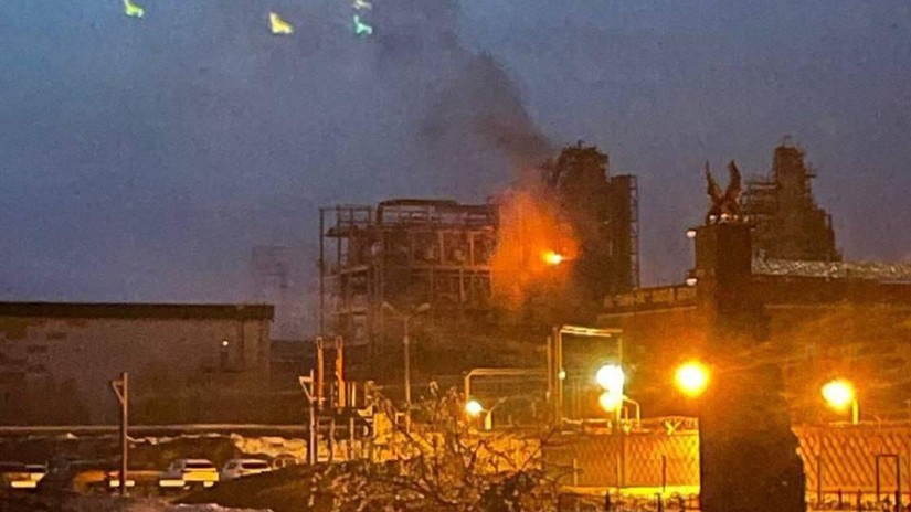 Nhà máy lọc dầu Taneco tại Nizhnekamsk, Cộng hòa Tatarstan thuộc Nga, bốc cháy sau khi bị UAV tấn công, ngày 2/4. Ảnh: RIA Novosti