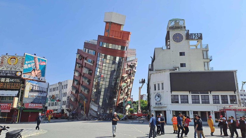 Một tòa nhà ở Hoa Liên, phía đông đảo Đài Loan, bị sập sau trận động đất, ngày 3/4. Ảnh: AP