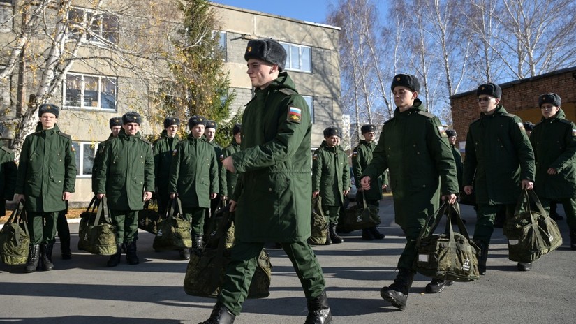 Những người lính nghĩa vụ xếp hàng bên ngoài trạm tập trung của một văn phòng tuyển dụng trước khi lên đường thực hiện nghĩa vụ quân sự, ở vùng Novosibirsk, Nga. Ảnh: Sputnik