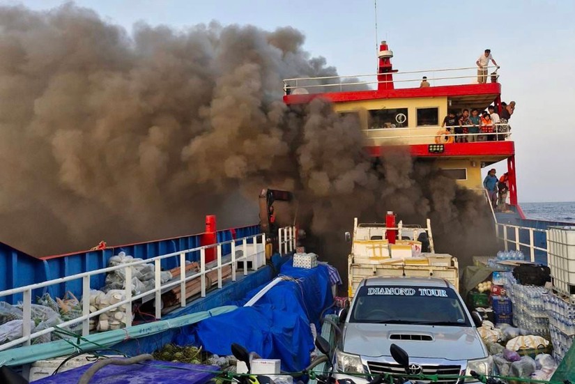 Chiếc phà Ko Jaroen 2 bốc cháy dữ dội. Ảnh: Facebook/Fire & Rescue Thailand