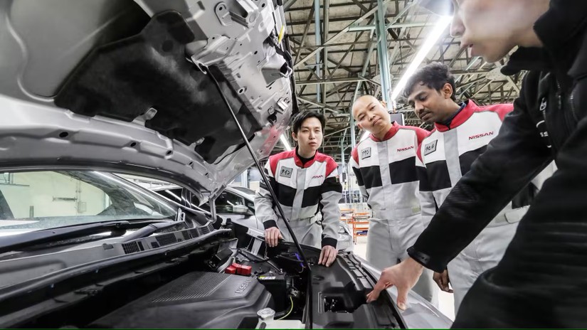 Các sinh viên tại trường Cao đẳng Kỹ thuật Ô tô Nissan ở Yokohama, Nhật Bản. Ảnh: Nikkei Asia