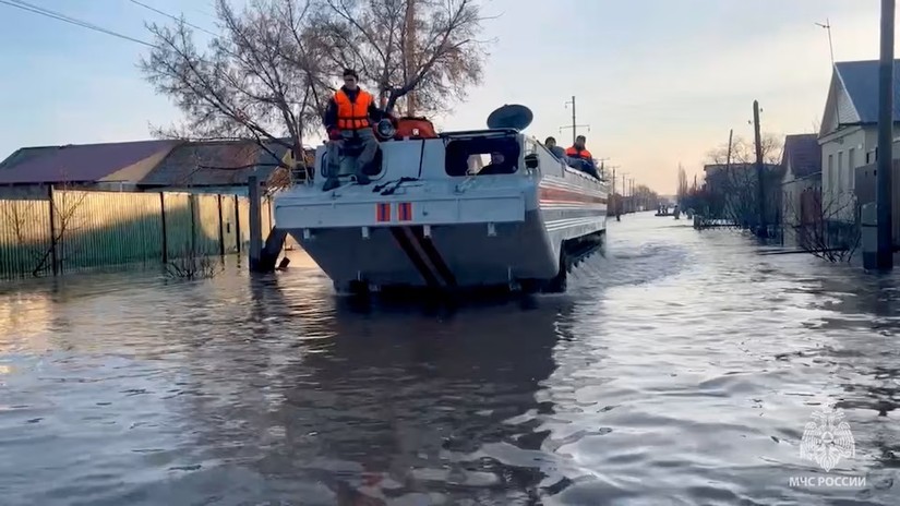 Lực lượng cứu hộ tìm kiếm người dân sơ tán tại khu dân cư ngập lụt ở thành phố Orsk, Nga, ngày 6/4. Ảnh: Bộ Tình trạng Khẩn cấp Nga