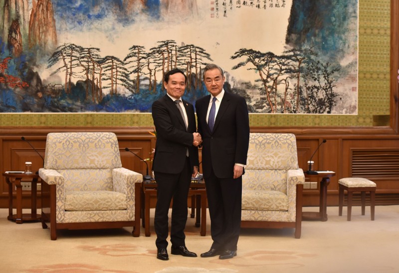 Phó Thủ tướng Chính phủ Trần Lưu Quang và Bộ trưởng Ngoại giao Trung Quốc Vương Nghị. Ảnh: Báo điện tử Đại biểu nhân dân