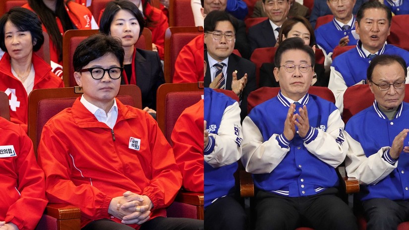 Lãnh đạo đảng PPP cầm quyền Han Dong-hoon (trái) và lãnh đạo đảng DP đối lập Lee Jae-myung (phải) tại Quốc hội Hàn Quốc, ngày 10/4. Ảnh: Yonhap