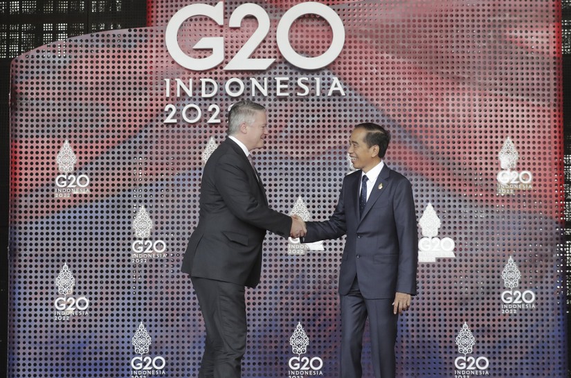 Tổng thống Indonesia Joko Widodo (phải) chào Tổng thư ký Tổ chức Hợp tác và Phát triển Kinh tế (OECD) Mathias Cormann (trái) tại Hội nghị thượng đỉnh G20 ở Bali, Indonesia, ngày 15/22/2022. Ảnh: Times of Israel