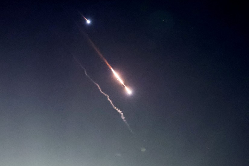 Các vật thể được nhìn thấy trên bầu trời Jerusalem sau khi Iran phóng UAV và tên lửa về phía Israel. Ảnh: Reuters