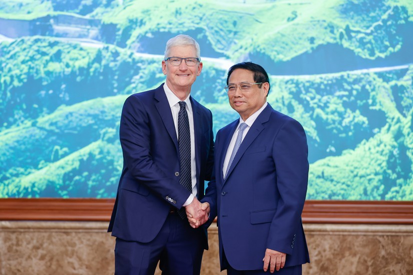 Thủ tướng Phạm Minh Chính và ông Tim Cook - Giám đốc điều hành Apple của Mỹ. Ảnh: VGP