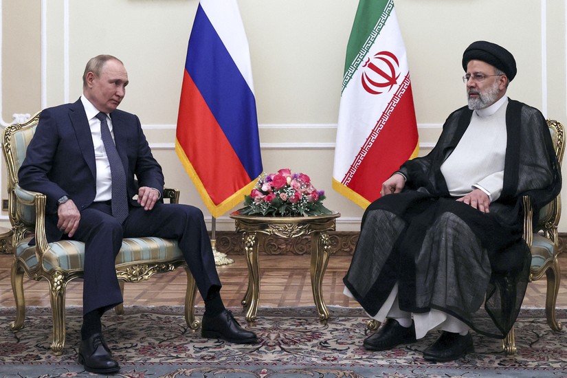 Tổng thống Nga Vladimir Putin (trái) và Tổng thống Iran Ebrahim Raisi (phải) tại cung điện Saadabad, Tehran, Iran, ngày 19/7/2022. Ảnh: AP