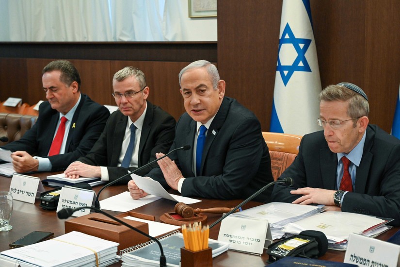 Thủ tướng Benjamin Netanyahu (thứ hai bên phải) chủ trì cuộc họp nội các, ngày 17/4. Ảnh: GPO