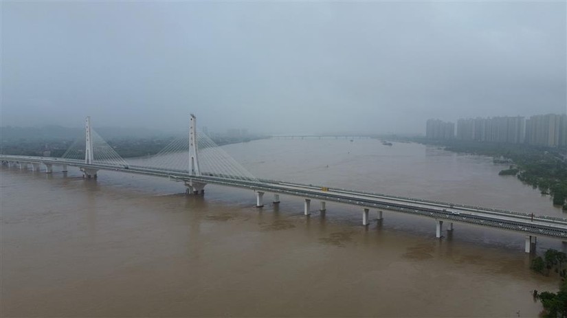Mực nước sông dâng cao ở thành phố Thanh Viễn, tỉnh Quảng Đông, Trung Quốc, ngày 21/4. Ảnh: Shanghai Daily