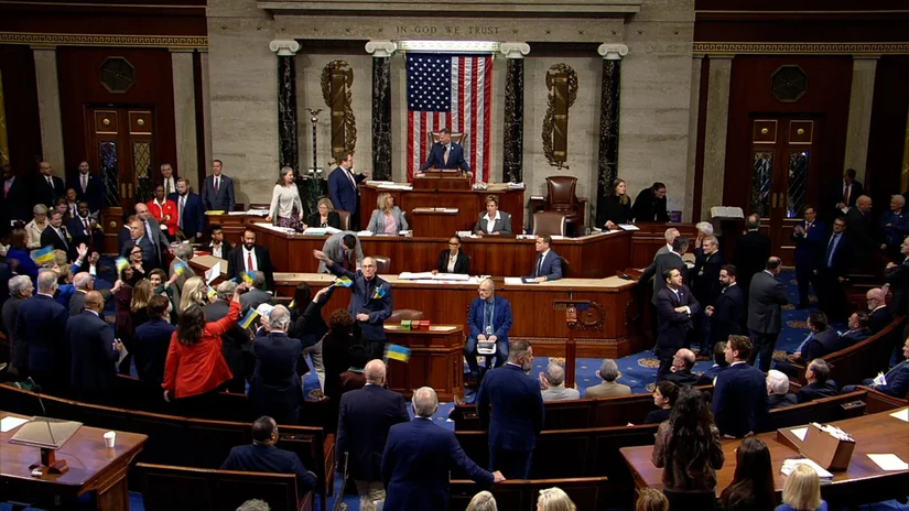 Các nhà lập pháp Mỹ vẫy cờ Ukraine sau khi Hạ viện thông qua dự luật bổ sung viện trợ cho Ukraine. Ảnh: CNN