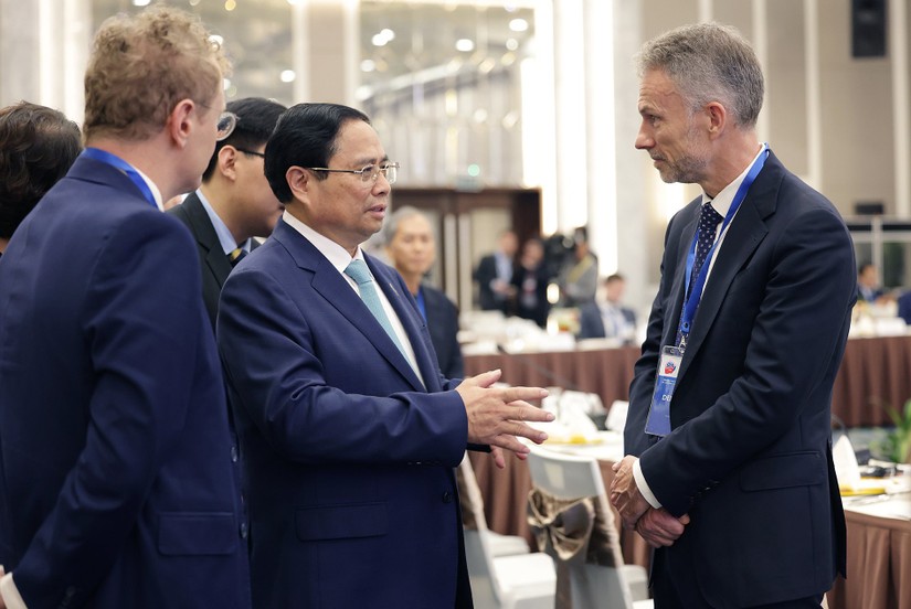 Thủ tướng Phạm Minh Chính trao đổi với đại diện doanh nghiệp tham dự tọa đàm. Ảnh: VGP
