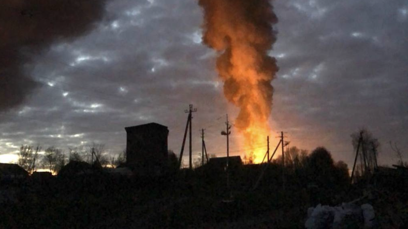 Một nhà máy lọc dầu ở quận Yartsevo, tỉnh Smolensk của Nga được cho là đã bị tấn công. Ảnh: Telegram/Moscow Times