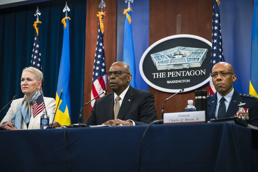 Bộ trưởng Quốc phòng Mỹ Lloyd Austin (giữa) tại cuộc họp ngày 16/4. Ảnh: BQP Mỹ