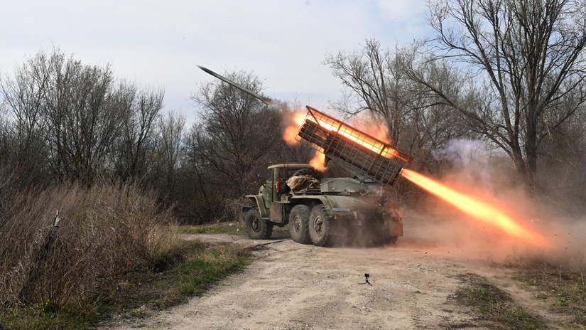 Một phóng tên lửa đa năng BM-21 Grad của Nga trên chiến trường. Ảnh: Sputnik