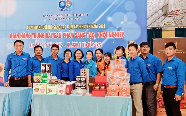 Gian hàng trưng bày sản phẩm khởi nghiệp của thanh niên tỉnh Đắk Nông và Lâm Đồng tại Diễn đàn “Đối thoại giải pháp thúc đẩy khởi nghiệp sáng tạo” ở Đắk Lắk