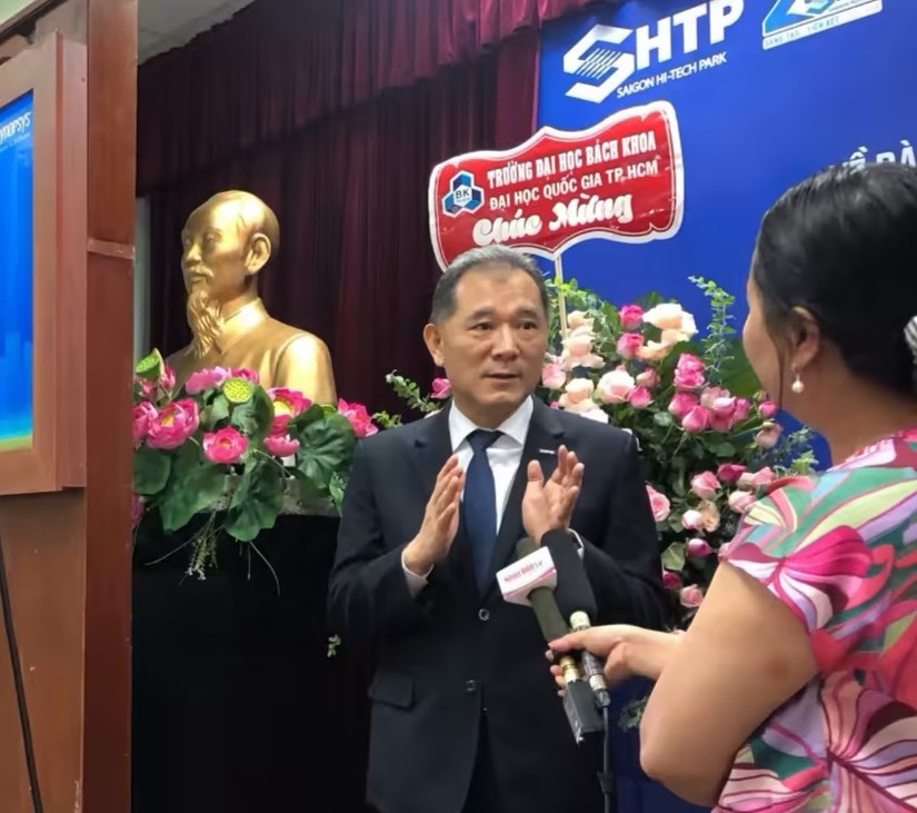 Ông Robert Li, Phó Chủ tịch bán hàng của Synopsys trao đổi tại cuộc họp báo ở Khu công nghệ cao TP HCM (Ảnh: Theo Nikkei Asia - Liên Hoàng)