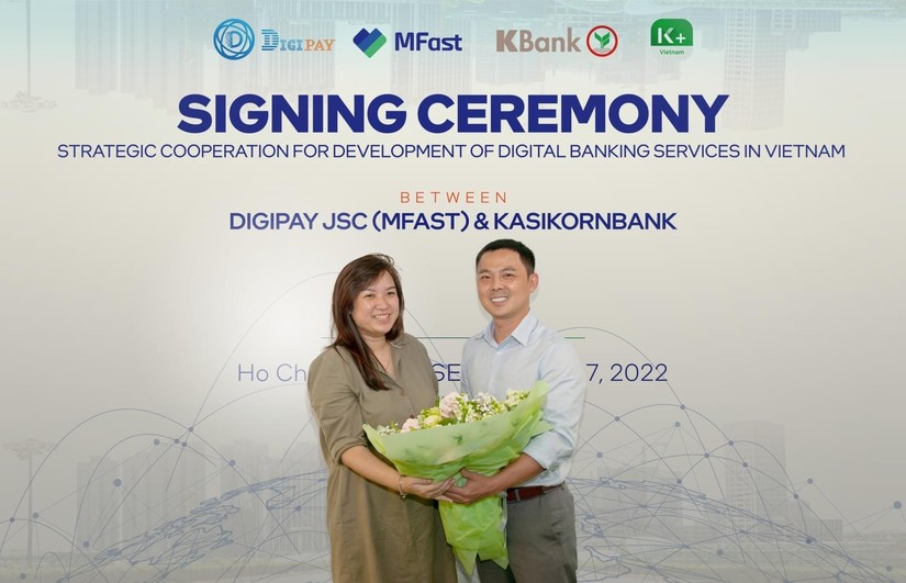Ông Phan Thanh Long, CEO kiêm đồng sáng lập MFast và Bà Wariya Thaweekitkasem, đại diện Ngân hàng Kasikorn Việt Nam tại Lễ ký kết hợp tác. Ảnh: MFast. 