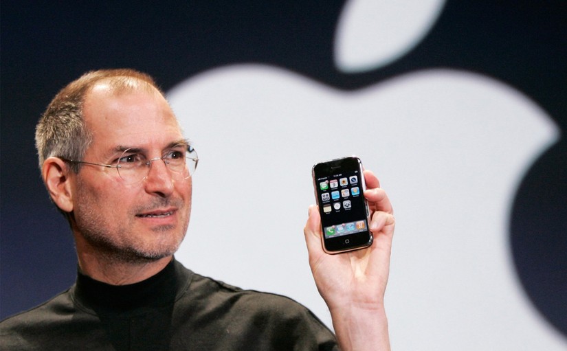 Chiếc iPhone đầu tiên được Steve Jobs giới thiệu vào năm 2007.
