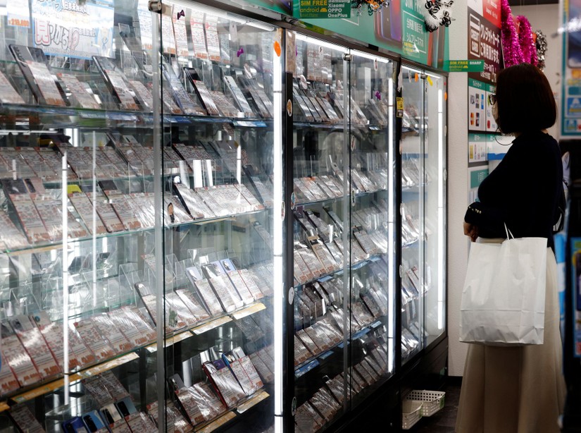 Tại cửa hàng bán điện thoại thông minh đã qua sử dụng của Iosys Corp trong khu điện tử Akihabara, Tokyo, Nhật Bản. Ảnh: Theo Reuters.