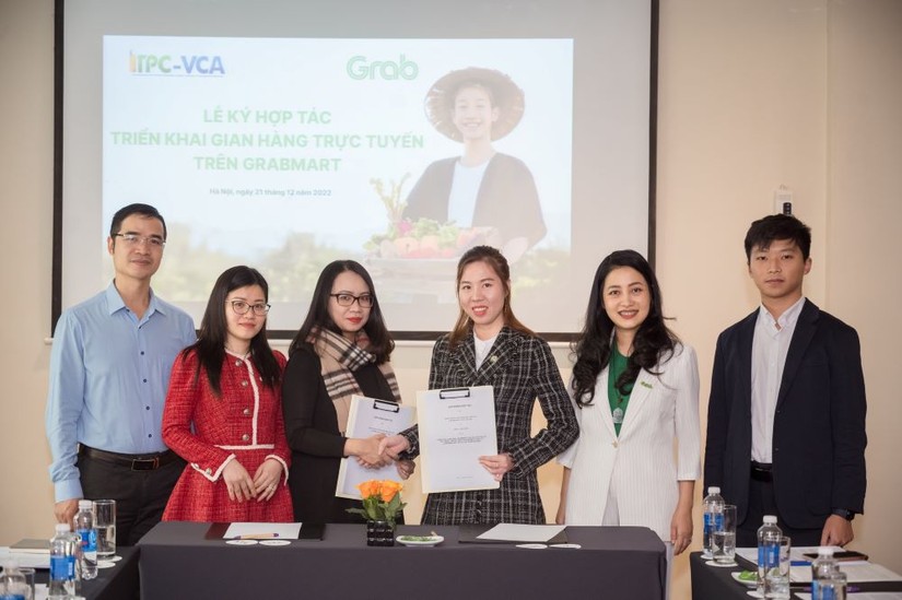 Đại diện Grab Việt Nam và ITPC- VCA ký kết đưa nông sản Việt lên chợ GrabMart. Ảnh: VGP