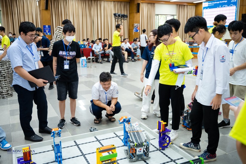 Tại vòng chung kết National Robotics Tournament 2022 được tổ chức bởi STEAM for Vietnam cùng Đại học Bách khoa Hà Nội, và Trung tâm Hoa Kỳ. 